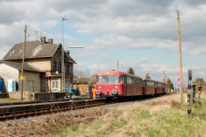 996 677, 798 589, 996 310 und 798 829 halten im Bahnhof Beienheim auf der Horlofftalbahn, aufgenommen am 06.04.2015.
