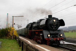 03 1010 fährt in den Bahnhof Niederwalgern ein, aufgenommen am 02.12.2018.