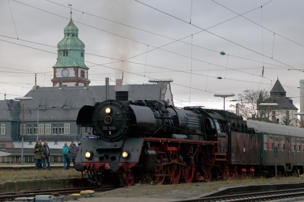 03 1010 steht im Bahnhof Bad Homburg, aufgenommen am 02.12.2018.