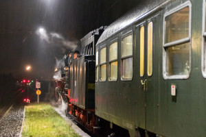 03 1010 steht im strömenden Regen im Bahnhof Niederwalgern, aufgenommen am 02.12.2018.