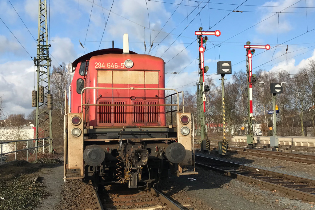 294 646 steht im Bahnhof Stadtallendorf, aufgenommen am 04.12.2018.