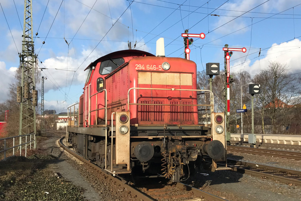 294 646 sonnt sich im Bahnhof Stadtallendorf, aufgenommen am 04.12.2018.