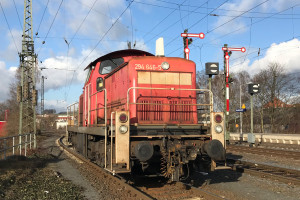 294 646 sonnt sich im Bahnhof Stadtallendorf, aufgenommen am 04.12.2018.