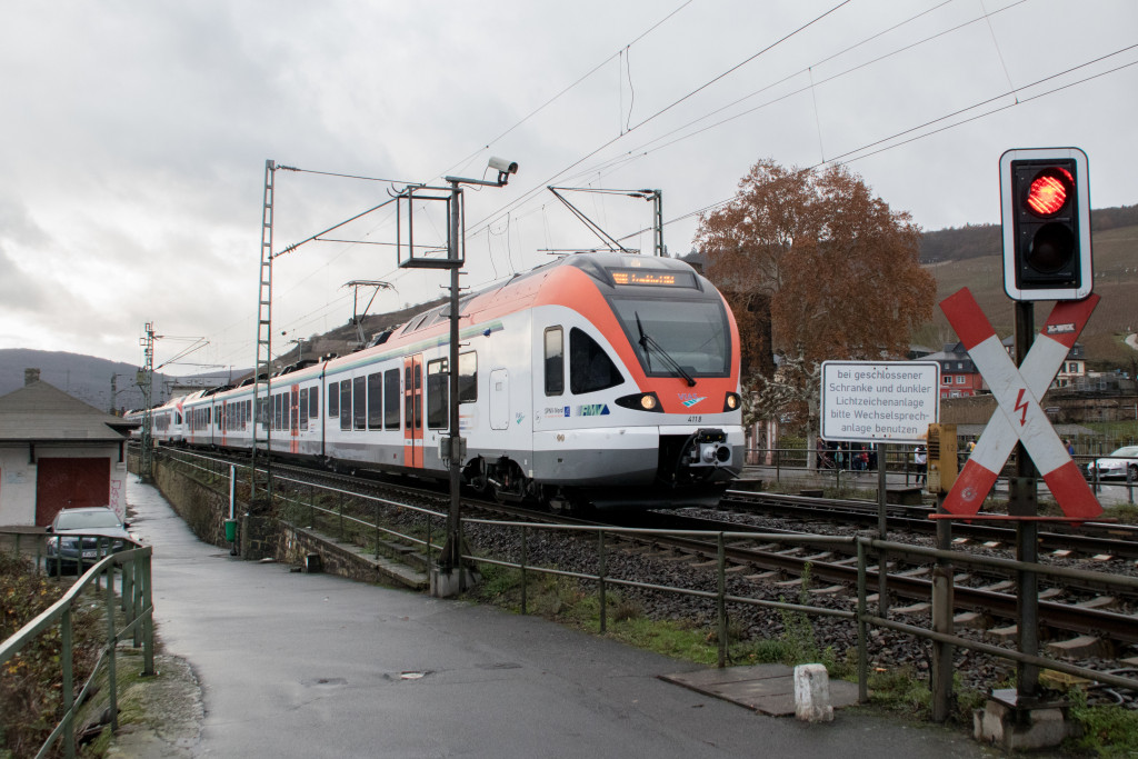 Zwei FLIRT der VIAS verlassen den Bahnhof Rüdesheim auf der rechten Rheinstrecke, aufgenommen am 09.12.2019.