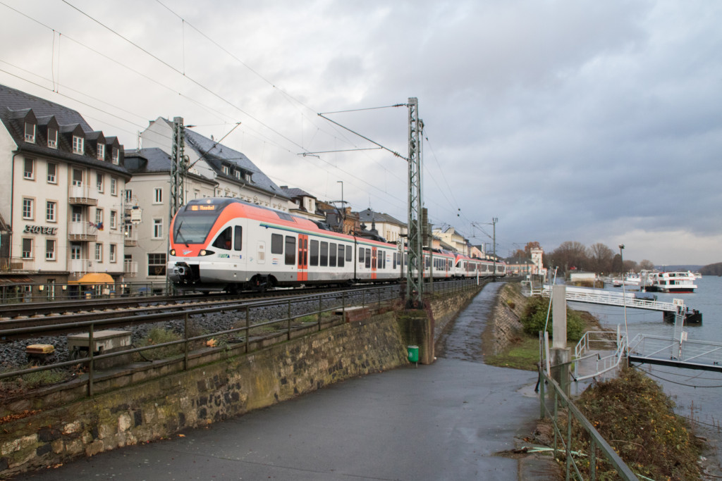 Zwei FLIRT der VIAS durchqueren die Ortskulisse von Rüdesheim auf der rechten Rheinstrecke, aufgenommen am 09.12.2019.