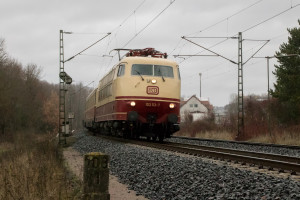 103 113 bei Marburg-Süd auf der Main-Weser-Bahn, aufgenommen am 09.12.2018.