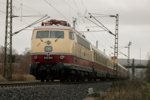 E03 001 bei Marburg-Süd auf der Main-Weser-Bahn, aufgenommen am 09.12.2018.