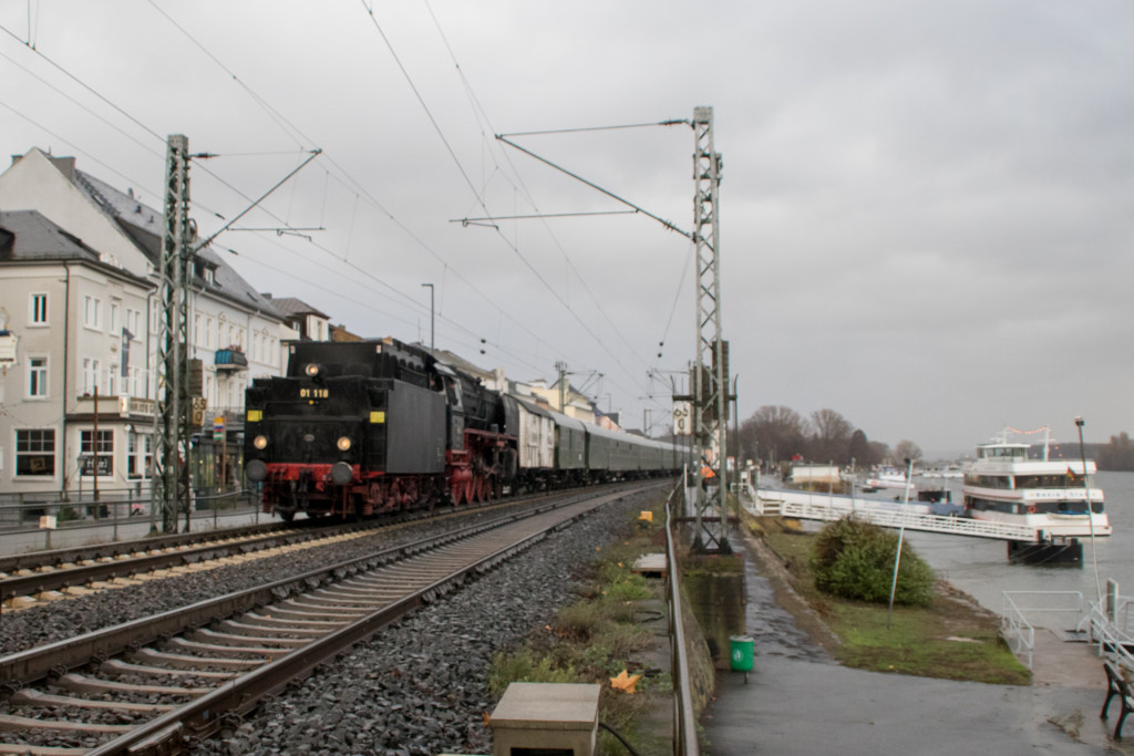 01 118 durchquert Rüdesheim auf der rechten Rheinstrecke, aufgenommen am 09.12.2018.