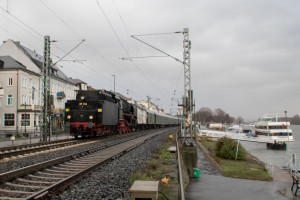 01 118 durchquert Rüdesheim auf der rechten Rheinstrecke, aufgenommen am 09.12.2018.