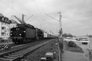 01 118 in Rüdesheim auf der rechten Rheinstrecke, aufgenommen am 09.12.2018.