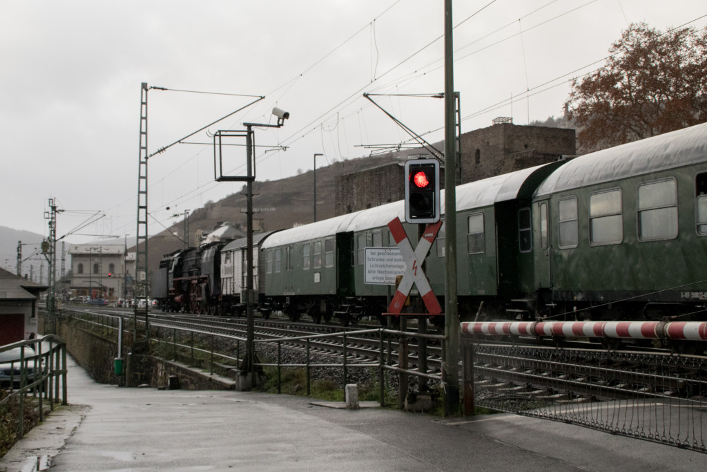 01 118 kurz vor dem Bahnhof Rüdesheim auf der rechten Rheinstrecke, aufgenommen am 09.12.2018.