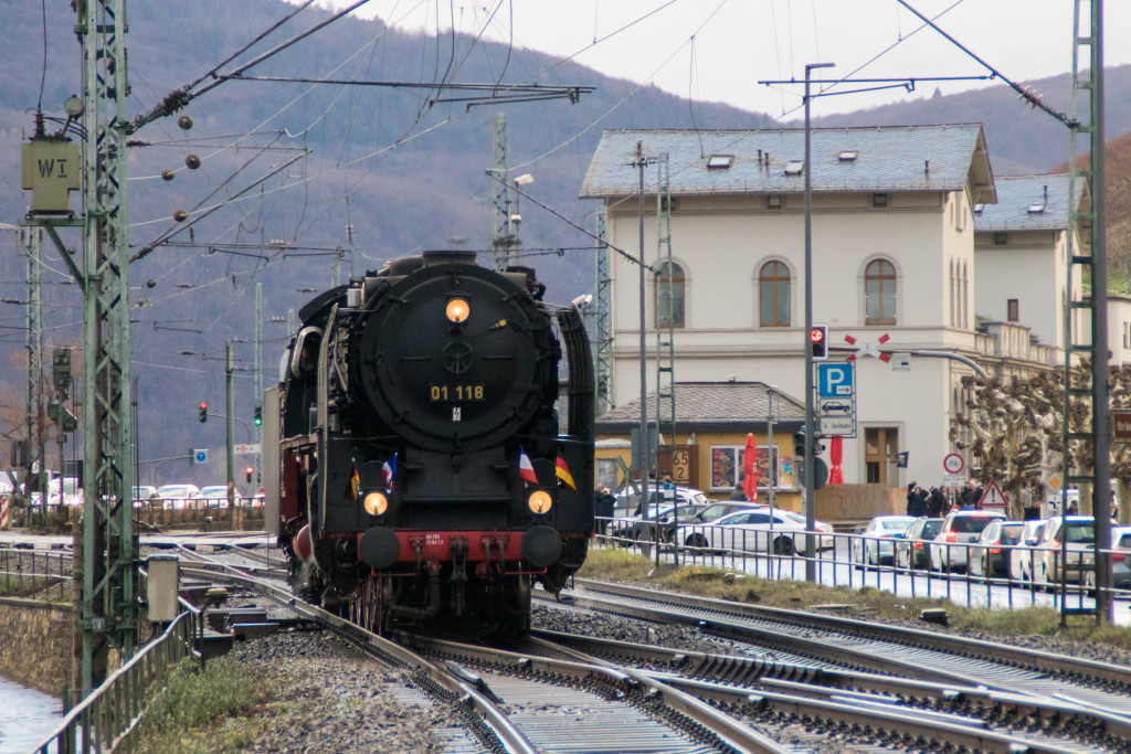01 118 vor dem Bahnhof Rüdesheim auf der rechten Rheinstrecke, aufgenommen am 09.12.2018.