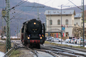 01 118 vor dem Bahnhof Rüdesheim auf der rechten Rheinstrecke, aufgenommen am 09.12.2018.
