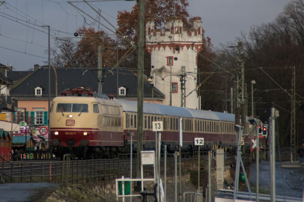 103 113 am Adlerturm in Rüdesheim auf der rechten Rheinstrecke, aufgenommen am 09.12.2018.