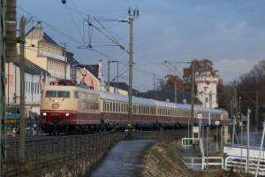 103 113 in Rüdesheim auf der rechten Rheinstrecke, aufgenommen am 09.12.2018.