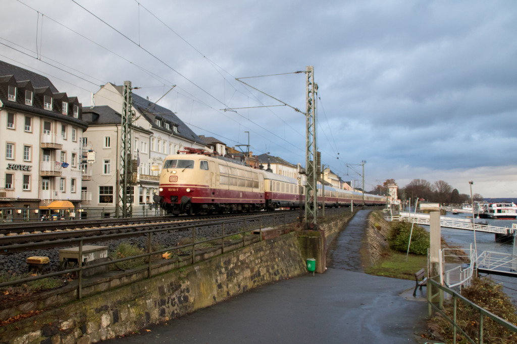 103 113 zieht ihren TEE-Sonderzug durch die Ortskulisse von Rüdesheim auf der rechten Rheinstrecke, aufgenommen am 09.12.2018.