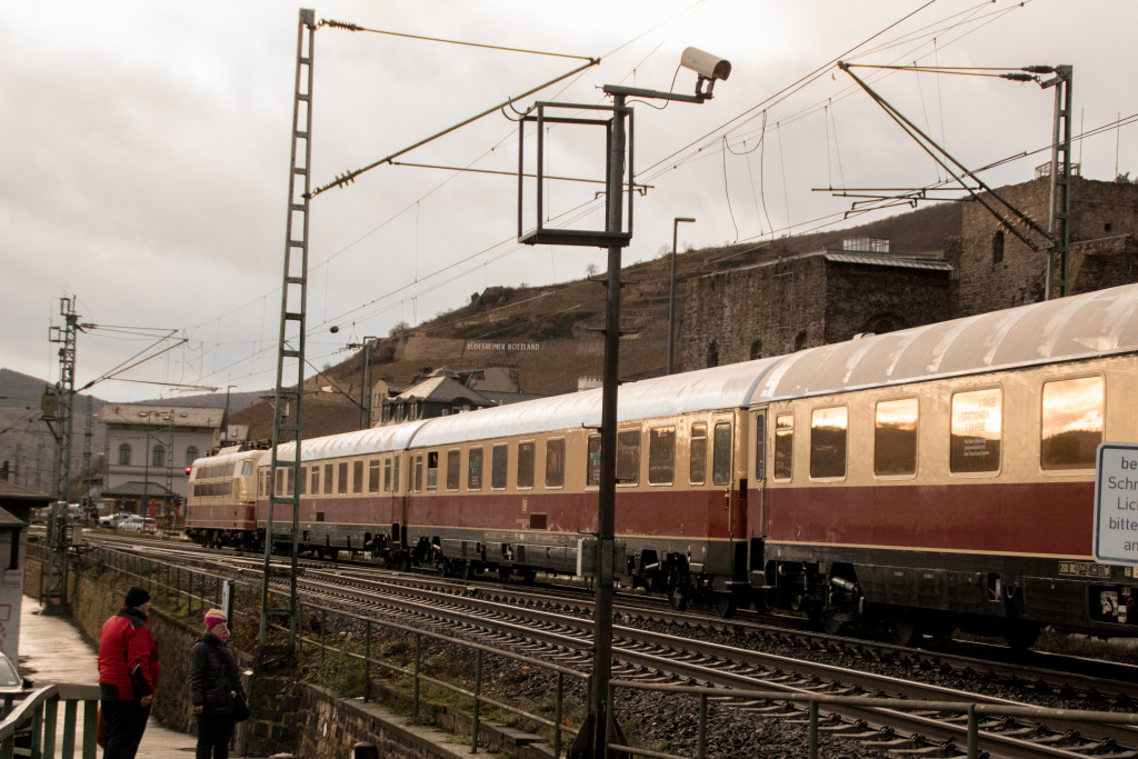 103 113 mit ihrem TEE-Sonderzug in Rüdesheim auf der rechten Rheinstrecke, aufgenommen am 09.12.2018.