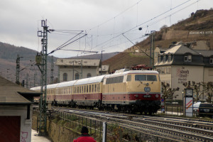 E03 001 hängt am Schluss eines TEE-Sonderzug in Rüdesheim auf der rechten Rheinstrecke, aufgenommen am 09.12.2018.