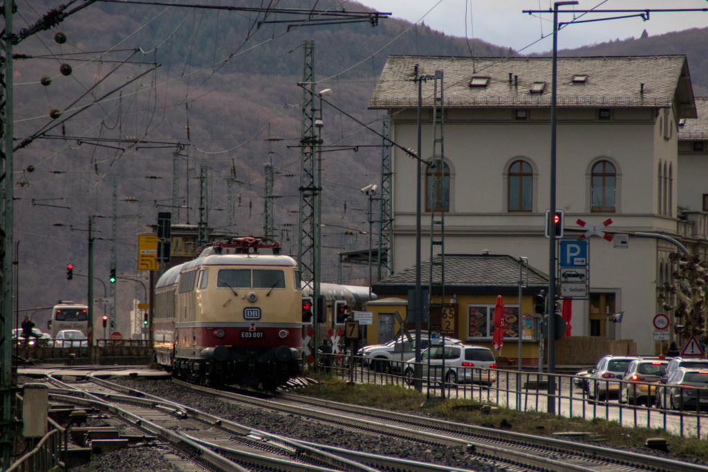 E03 001 am Bahnhofsgebäude in Rüdesheim auf der rechten Rheinstrecke, aufgenommen am 09.12.2018.