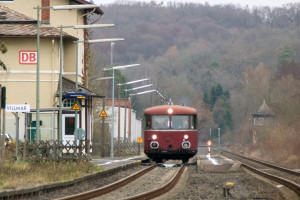 798 829 und 998 184 am Bahnhofsgebäude in Villmar auf der Lahntalbahn, aufgenommen am 15.12.2018.