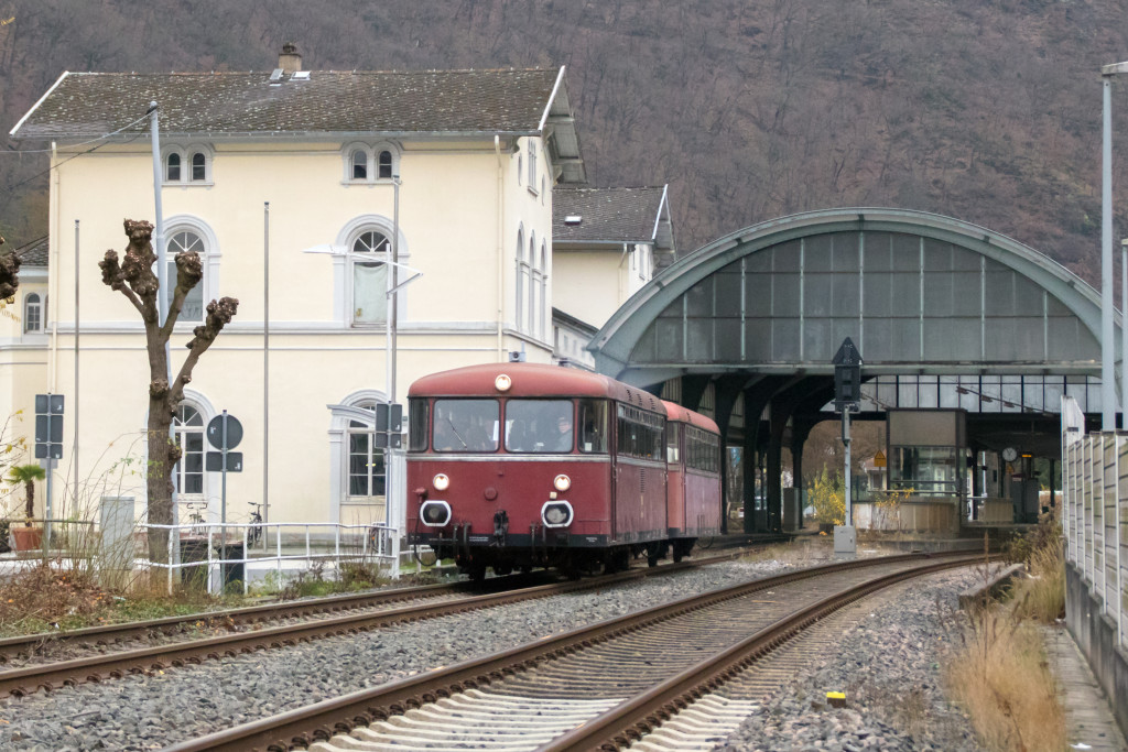 798 829 und 994 184 verlassen die kleine Bahnhofshalle von Bad Ems auf der Lahntalbahn, aufgenommen am 15.12.2018.