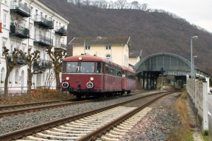 798 829 und 998 184 in Bad Ems auf der Lahntalbahn, aufgenommen am 15.12.2018.
