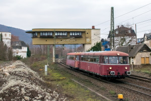798 829 und 998 184 am Reiterstellwerk in Oberlahnstein auf der rechten Rheinstrecke, aufgenommen am 15.12.2018.