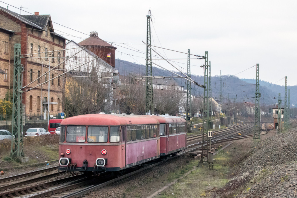 798 829 und 998 184 in Oberlahnstein auf der rechten Rheinstrecke, aufgenommen am 15.12.2018.
