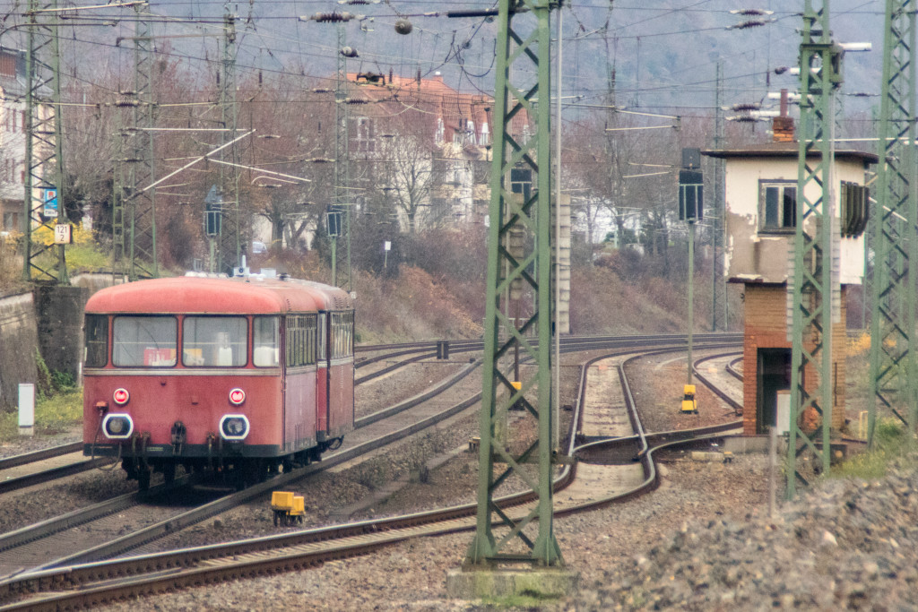 798 829 und 998 184 im Güterbahnhof von Oberlahnstein auf der rechten Rheinstrecke, aufgenommen am 15.12.2018.