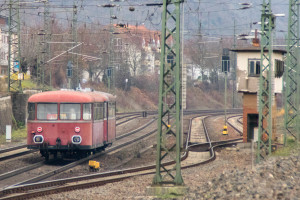 798 829 und 998 184 im Güterbahnhof von Oberlahnstein auf der rechten Rheinstrecke, aufgenommen am 15.12.2018.