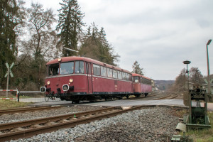 798 829 und 998 184 überqueren den Bahnübergang in Villmar auf der Lahntalbahn, aufgenommen am 15.12.2018.