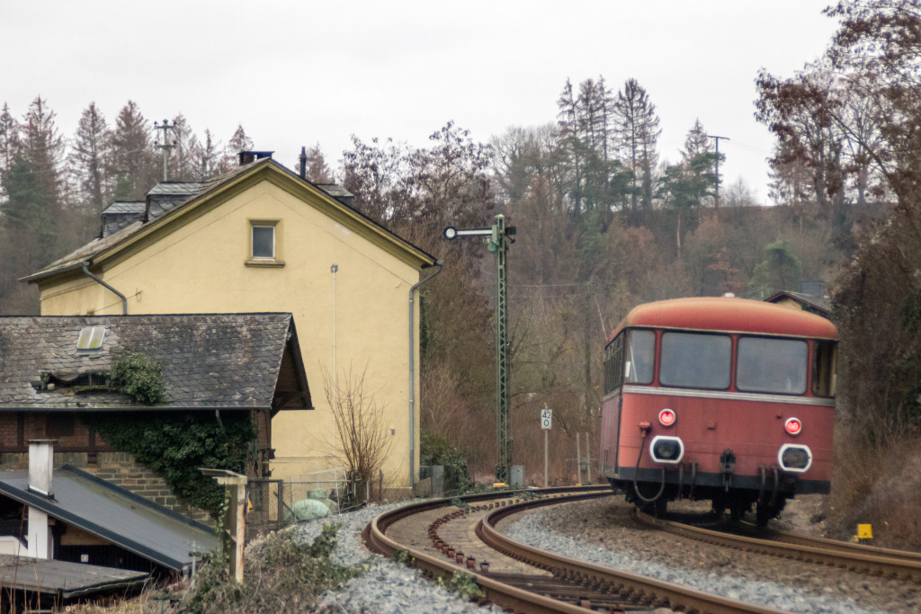 798 829 und 998 184 verlassen Villmar über die Lahntalbahn, aufgenommen am 15.12.2018.
