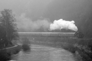 58 311 zieht ihren Sonderzug durch die lange Kurve von Aumenau auf der Lahntalbahn, aufgenommen am 29.12.2018.