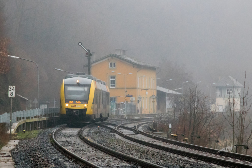 Ein LINT der HLB verlässt den Bahnhof Aumenau auf der Lahntalbahn, aufgenommen am 29.12.2018.