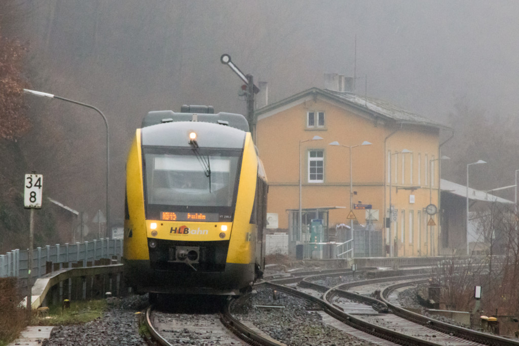Ein LINT der HLB am Bahnhof Aumenau auf der Lahntalbahn, aufgenommen am 29.12.2018.