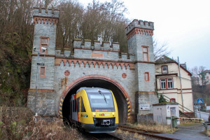 Ein LINT der HLB verlässt den Weilburger Tunnel auf der Lahntalbahn, aufgenommen am 29.12.2018.