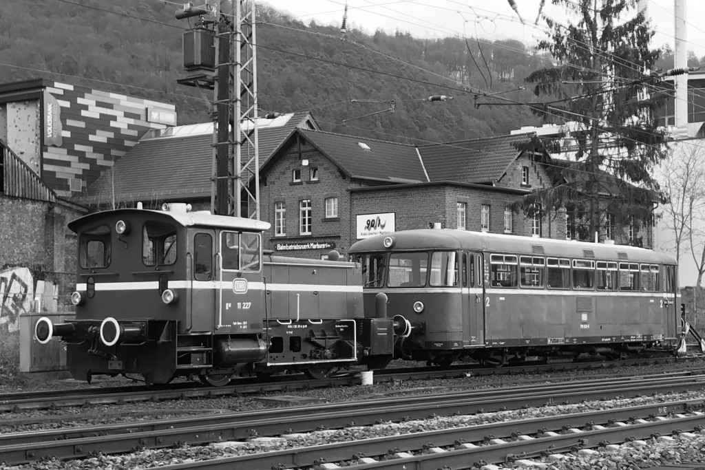 Vor dem Bahnbetriebswerk Marburg steht 332 227 mit 798 829, aufgenommen am 10.01.2019.