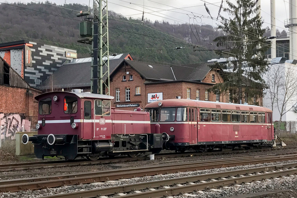 Vor dem Bahnbetriebswerk Marburg stehen 332 227 mit 798 829, aufgenommen am 10.01.2019.
