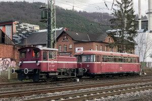 Vor dem Bahnbetriebswerk Marburg stehen 332 227 mit 798 829, aufgenommen am 10.01.2019.