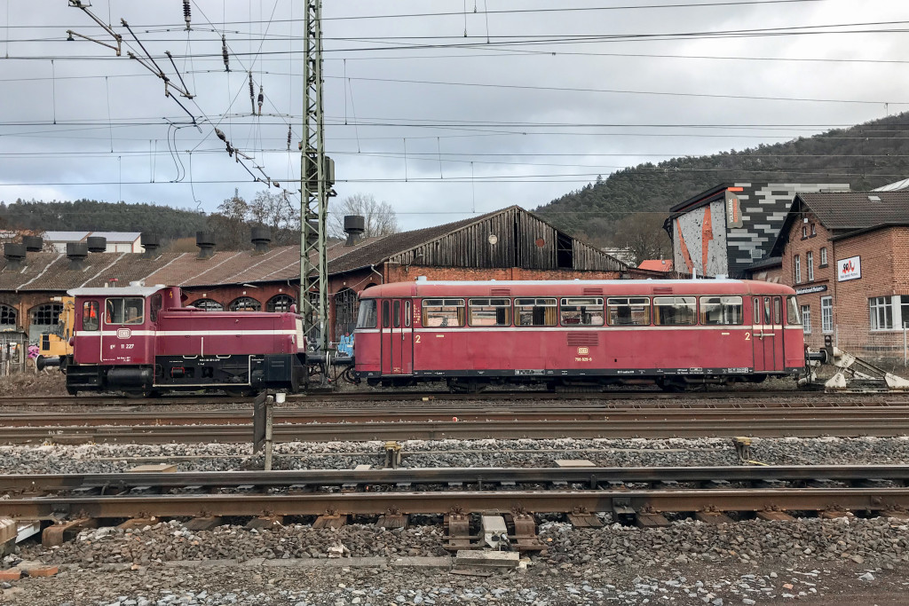 Vor dem alten Bahnbetriebswerk in Marburg stehen 332 227 mit 798 829, aufgenommen am 10.01.2019.