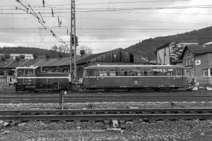 Vor dem alten Bahnbetriebswerk in Marburg steht 332 227 mit 798 829, aufgenommen am 10.01.2019.