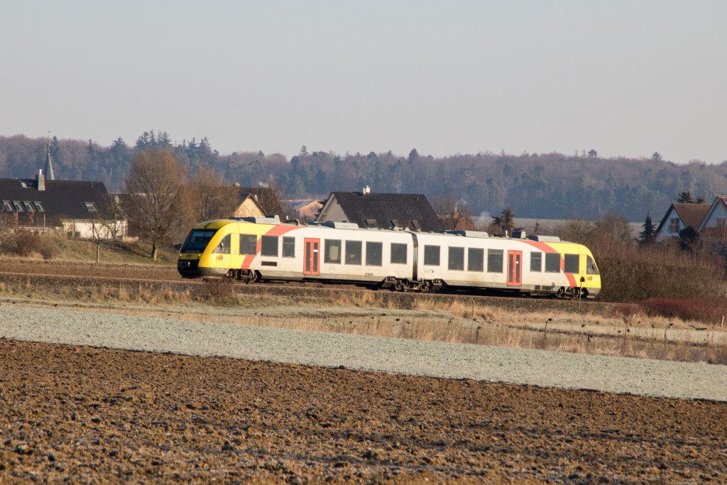Ein LINT der HLB erklimmt die Steigung bei Wehrheim auf der Taunusbahn, aufgenommen am 20.01.2018.