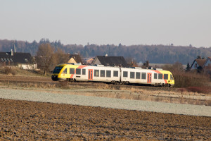 Ein LINT der HLB erklimmt die Steigung bei Wehrheim auf der Taunusbahn, aufgenommen am 20.01.2018.