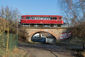 798 752 überquert ein Viadukt in Wehrheim auf der Taunusbahn, aufgenommen am 20.01.2019.