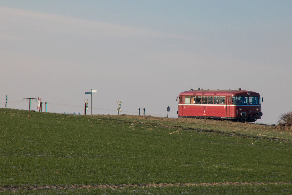 798 752 an einem Bahnübergang bei Hundstadt auf der Taunusbahn, aufgenommen am 20.01.2019.