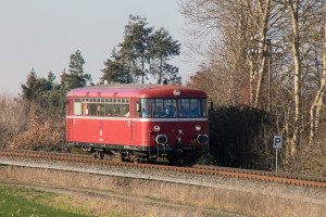 798 752 an einem Telegraphenmast bei Hundstadt auf der Taunusbahn, aufgenommen am 20.01.2019.