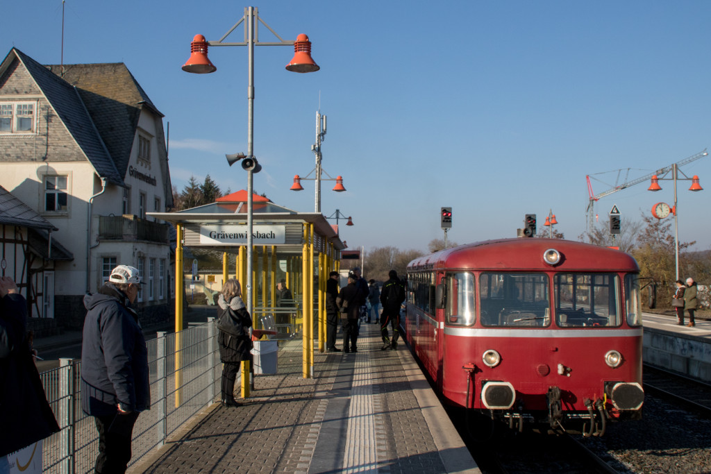 798 752 steht am Bahnsteig in Grävenwiesbach auf der Taunusbahn, aufgenommen am 20.01.2019.