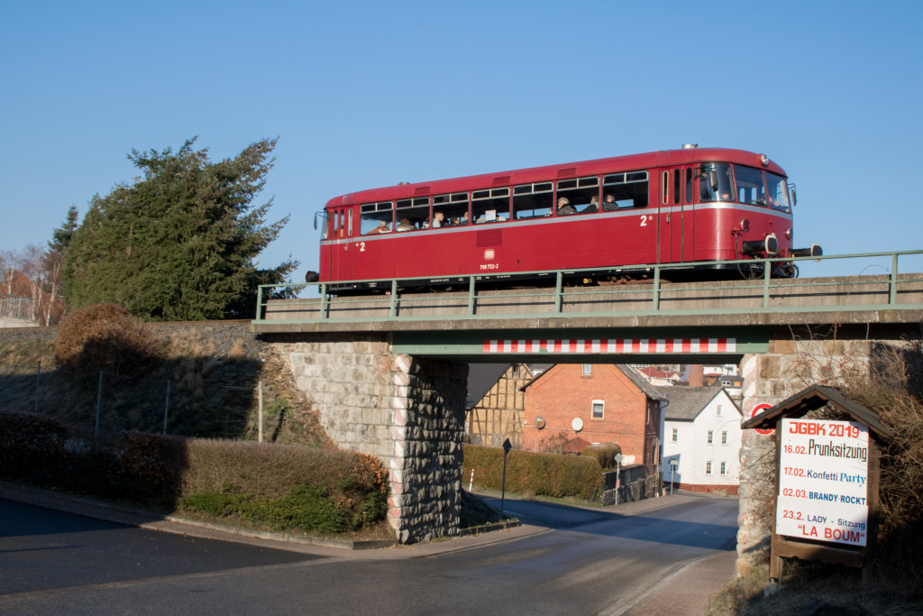 798 752 auf einer Brücke in Brandoberndorf auf der Taunusbahn, aufgenommen am 20.01.2019.