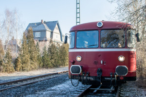 798 752 vor dem Bahnhofsgebäude in Brandoberndorf auf der Taunusbahn, aufgenommen am 20.01.2019.