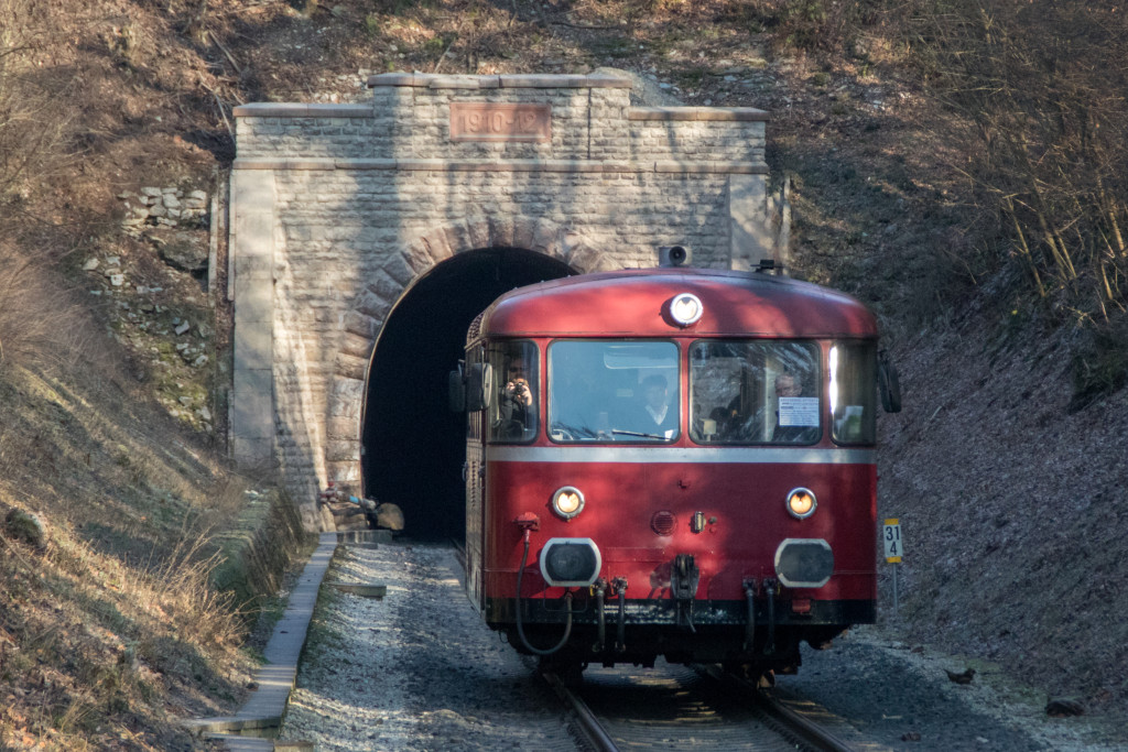 798 752 verlässt den Hasselborner Tunnel auf der Taunusbahn, aufgenommen am 20.01.2019.